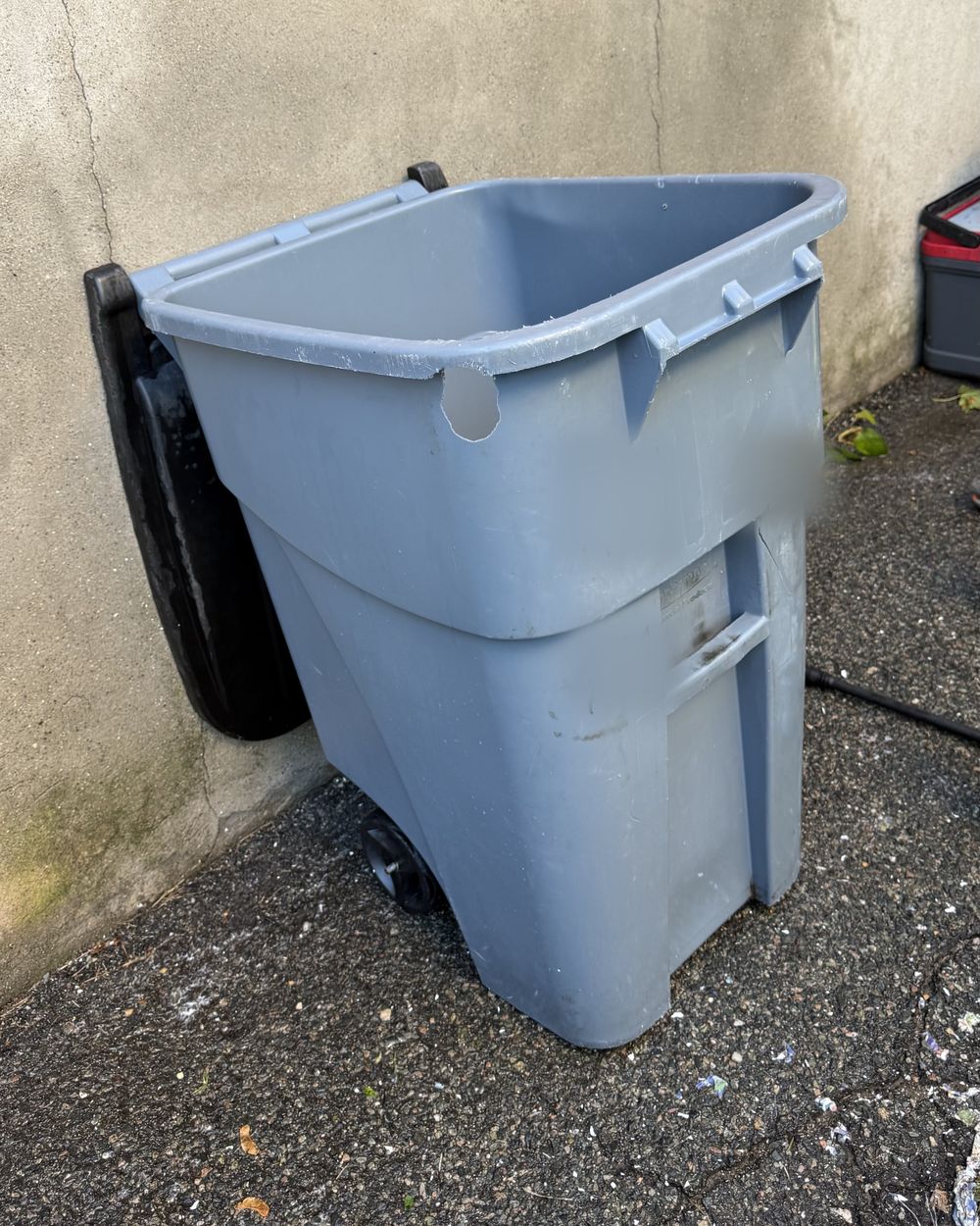 The same bin after cleaning, clean on the outside.
